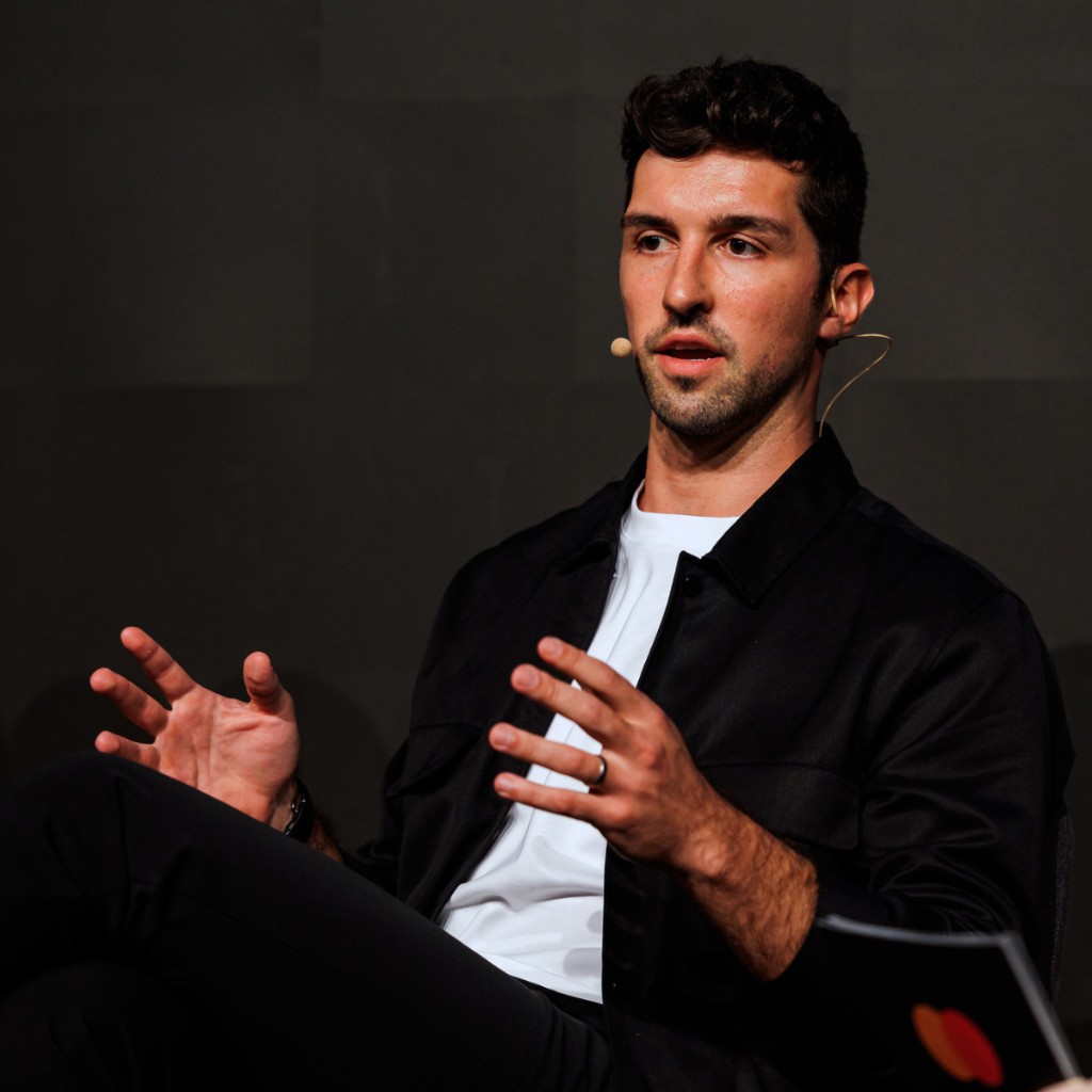 Simon Schöbel bei einem Workshop-Vortrag